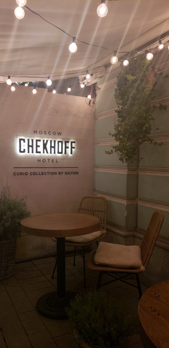 Однажды мы с русской подругой пошли в кафе и не оставили чаевые. Официант подумал, что мы туристы и сказал - "В Канаде нужно оставлять чаевые", вынуждая нас оставить ему небольшой процент. Официанты даже жалуются подросткам, выпрашивая у них чаевые.  