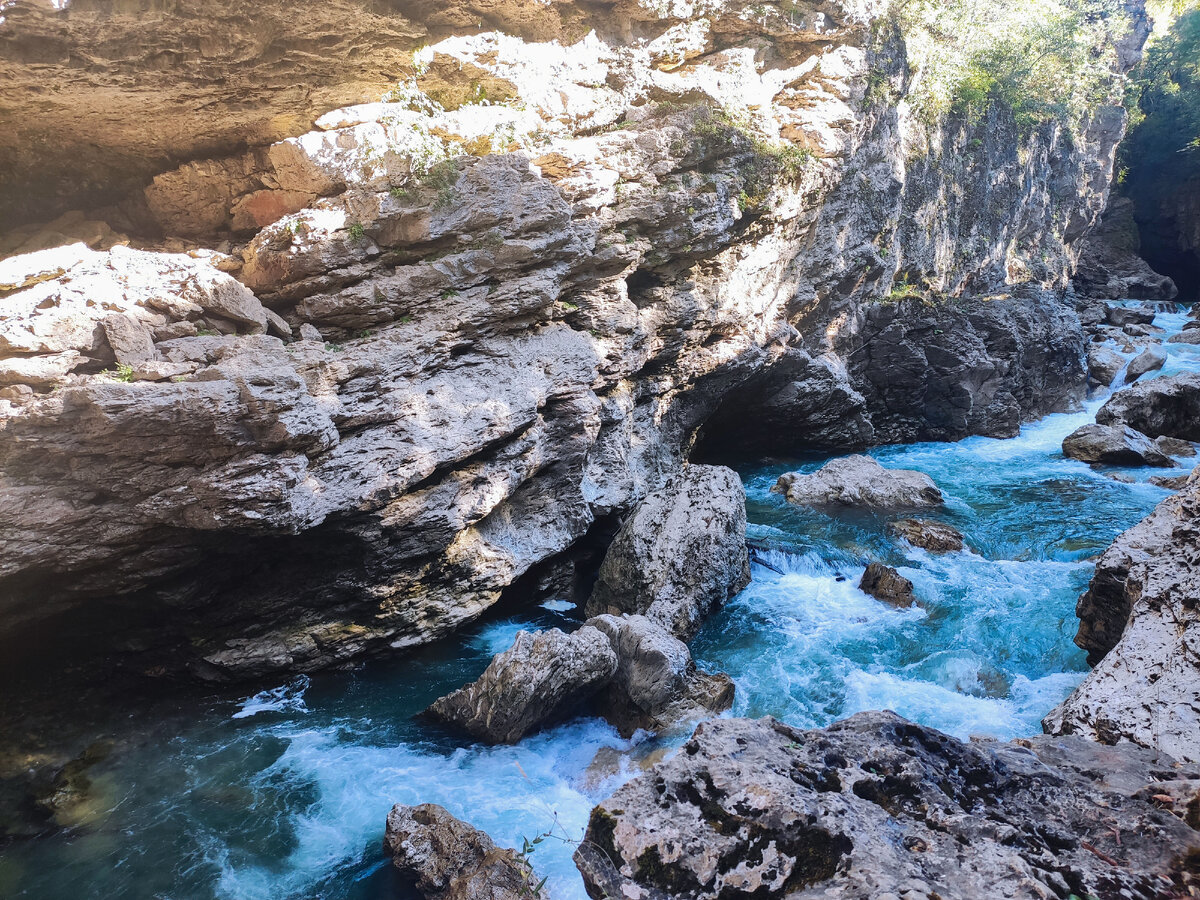 Бурлящие воды реки Белая. С грохотом несутся по камням.