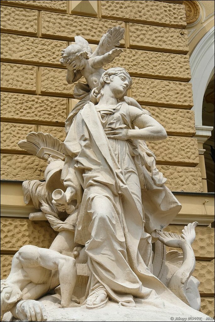 Трагедия и Комедия у центрального входа.