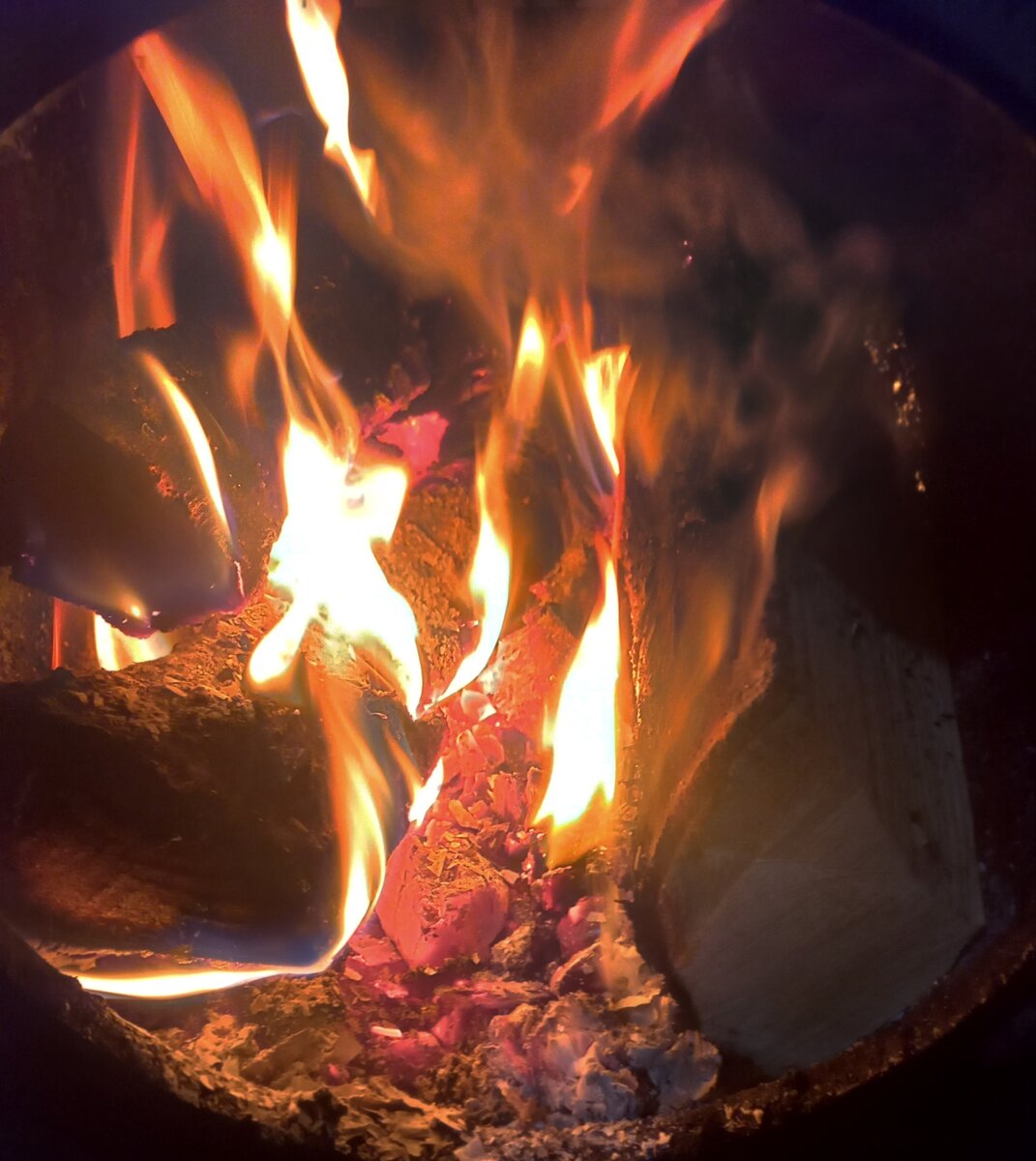 Почему то на видео,  огонь получается красивее чем на фото 🤷‍♀️