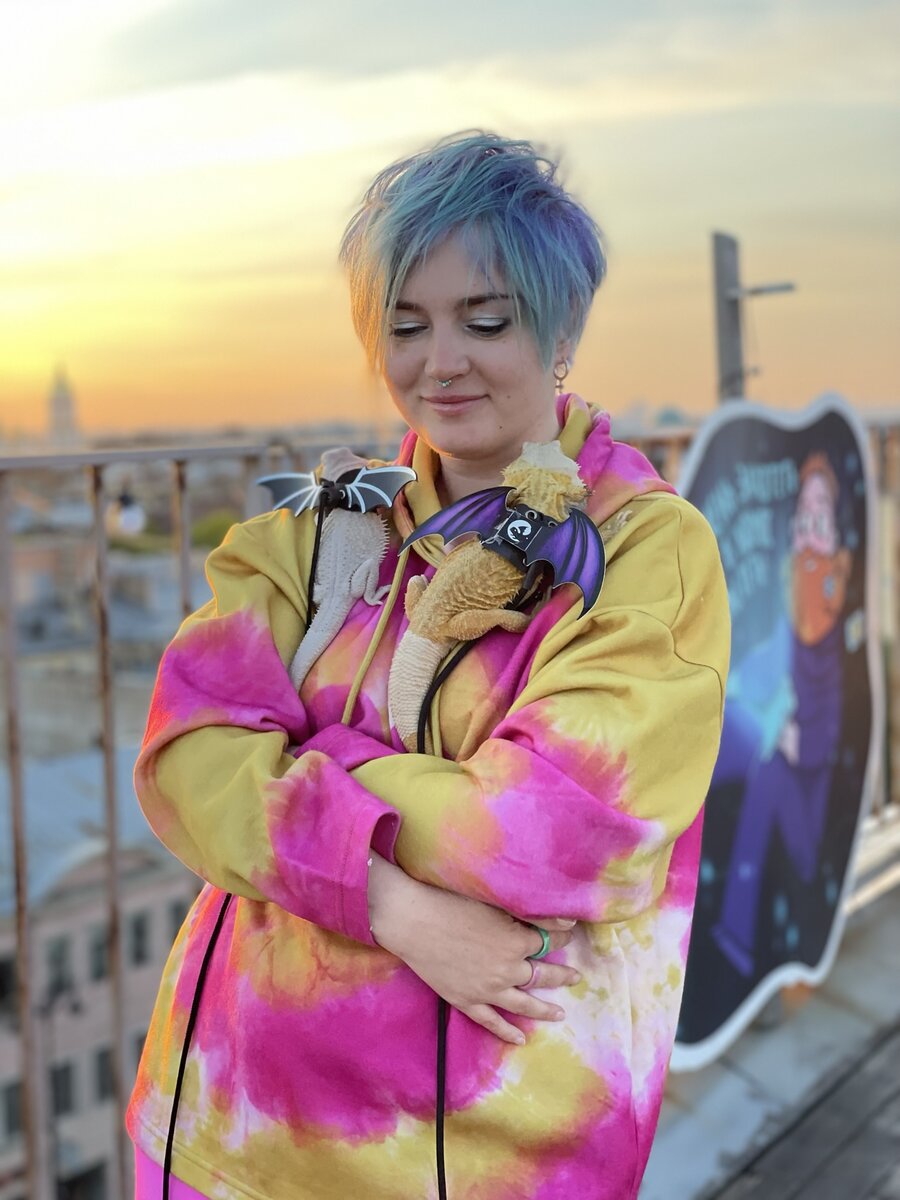 Мы на крыше любуемся закатом в тёплый вечер. Тут видно, что я холоднее, чем рептилия ахвх: когда тепло ящерицам без обогрева , мне нужна толстовка и кроссовки 