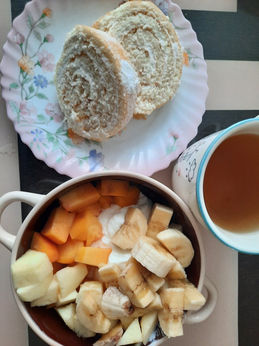 К завтраку добавила пару кусочков творожного рулета и замечательно себя чувствую🤗