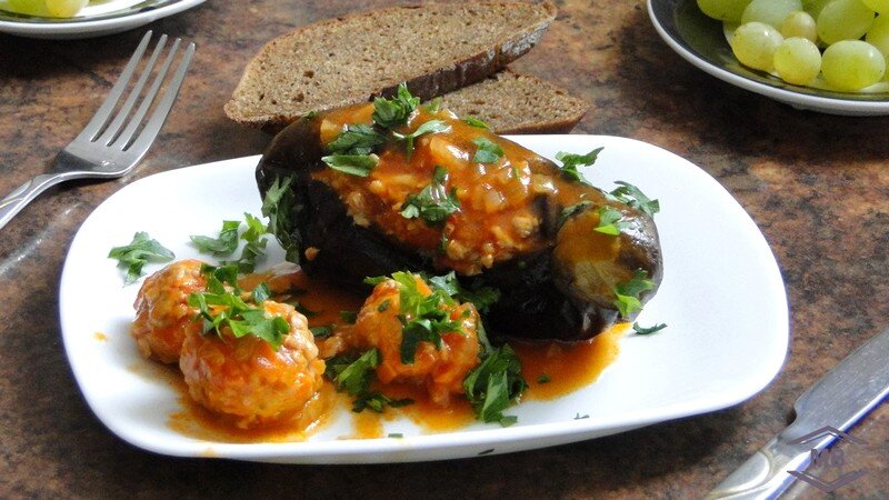 Баклажаны с фаршем и овощами в томатной подливке восхитят вкусом и оригинальностью