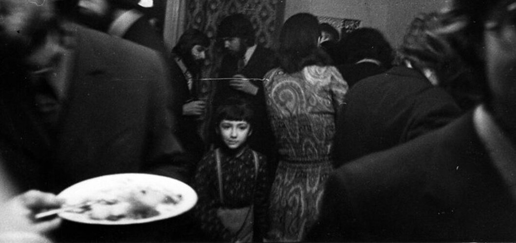 Фото: Паша Пивоваров (Пепперштейн). 70-е годы. В салоне Татьяны Колодзей в Москве.