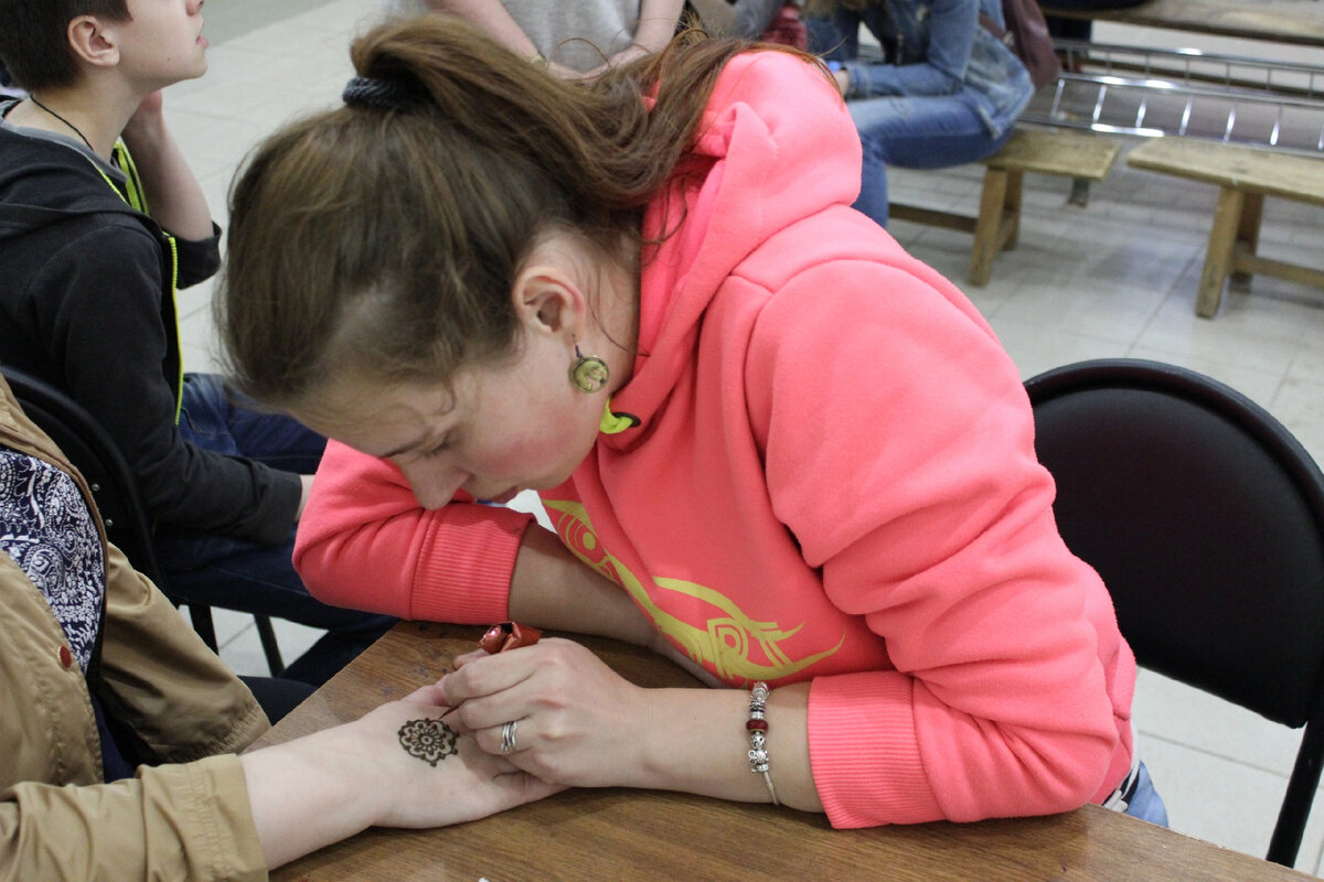 Бесплатно мехендю на библионочи))