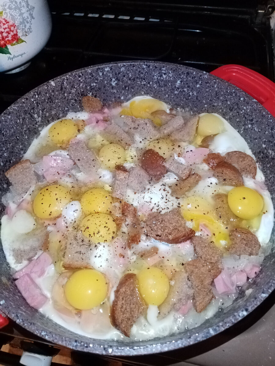 Ммм.. ребята!! Это так вкусно!!
 👍👍😁😁😁👍👍
Жаришь лук! 
Туда колбаску! 
Чёрный хлебушек кубиками! 
А сверху яйца, яйца и еще яйца!!
Перчик, соль и закрыть крышку!            Вкуснятина бесподобная а аромат собирает всю семью быстрее за стол! 😁😁❤️😁😁