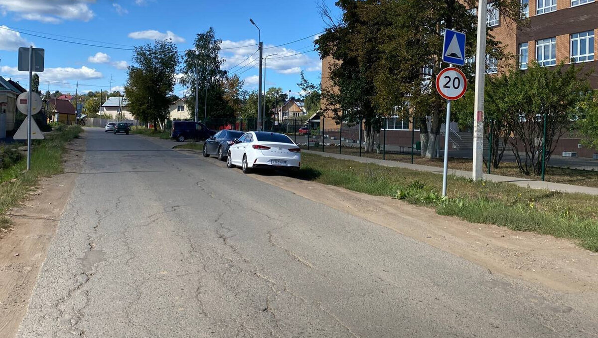 Возле школы в Ижевске оборудовали фиктивного «лежачего полицейского» |  udm-info.ru | Дзен