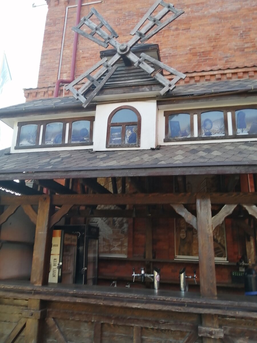 Старая мельница крутится-вертится...