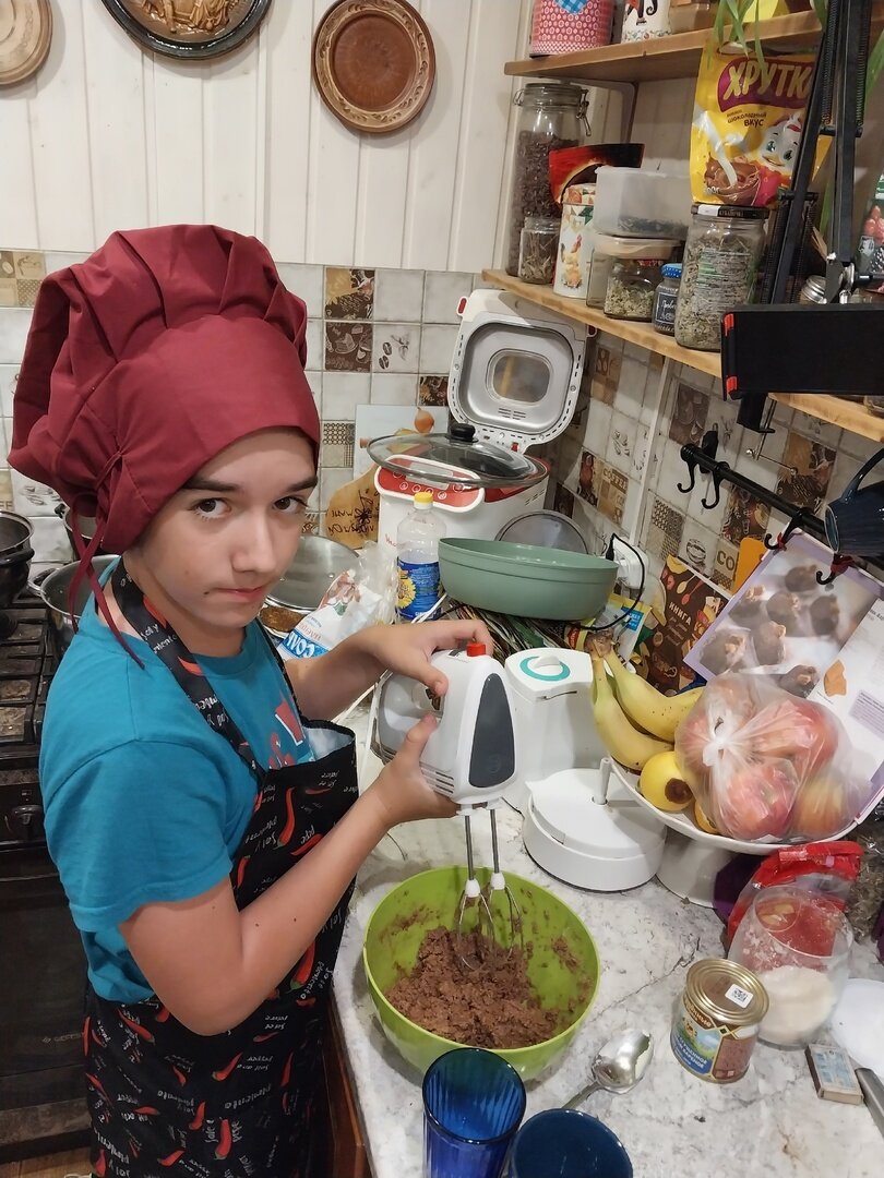 Главный кондитер семьи Михаил.