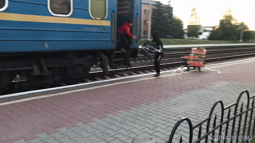 Гиф создан видеоролику Youtube-канала ANDREY MARTYNENKO "Когда не успел на поезд - СМЕХ И ГРЕХ"