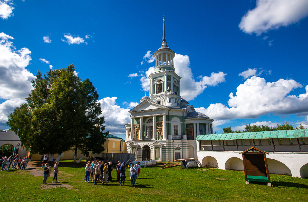 Колокольня Борисоглебского монастыря в городе Торжке. Тверская область. Фото автора статьи (листайте галерею, ещё 3 фото). Публикуется повторно 
