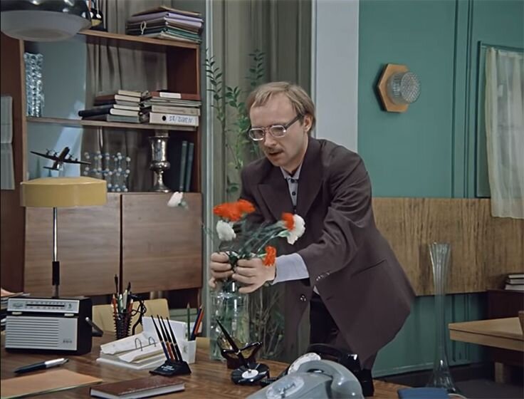 Почти 34 года назад на экраны вышел один из самых знаменитых и любимых зрителем фильмов Эльдара Рязанова «Служебный роман», который за год посмотрели больше 58 миллионов человек.-5