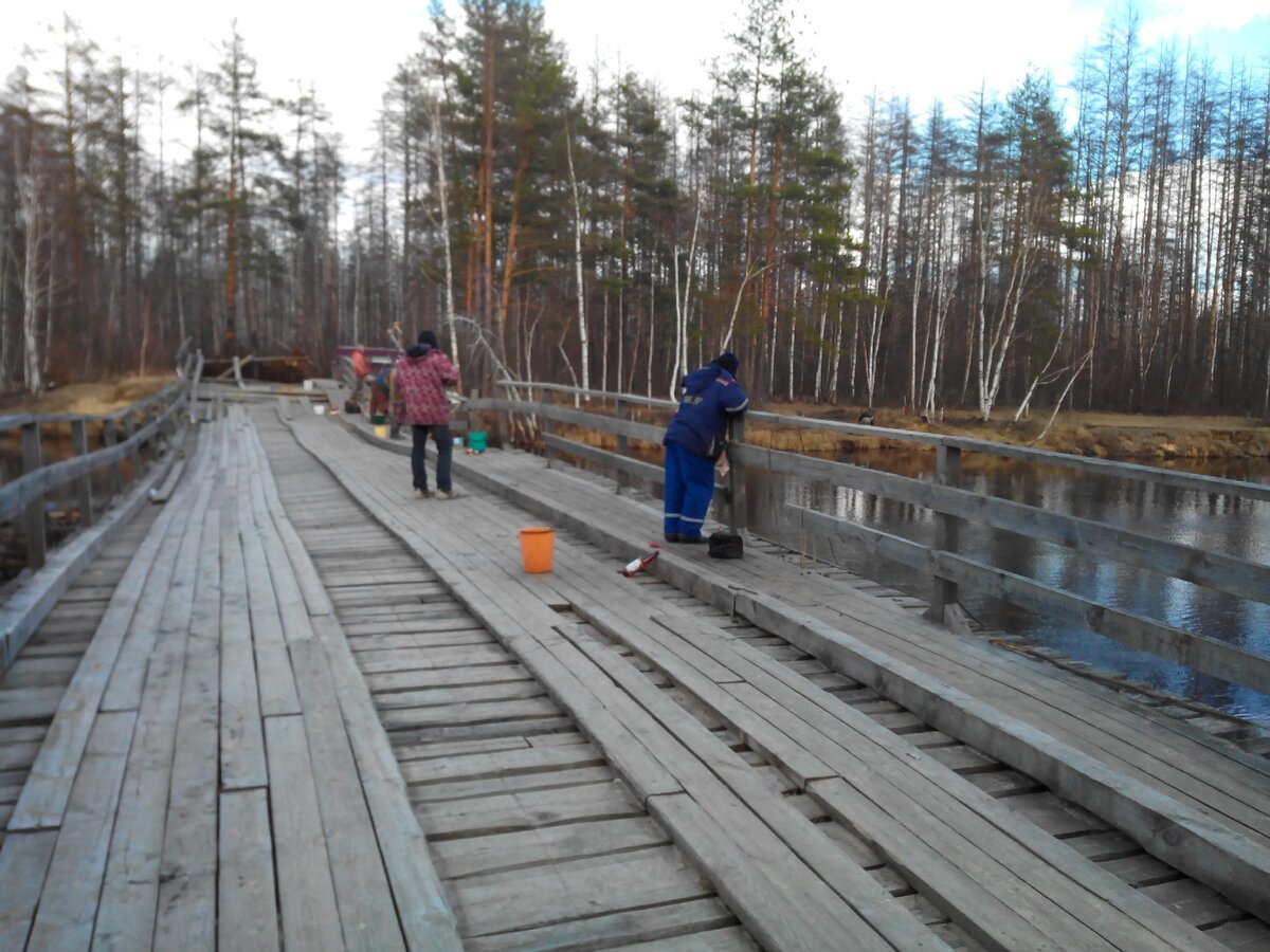 Пра. Рыбаки на мосту у деревни Горки