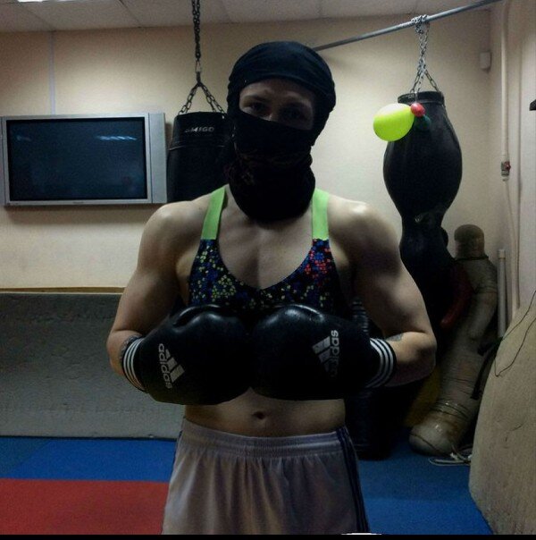 Это как бы женщина. Фото взято с одного из таких сайтов.