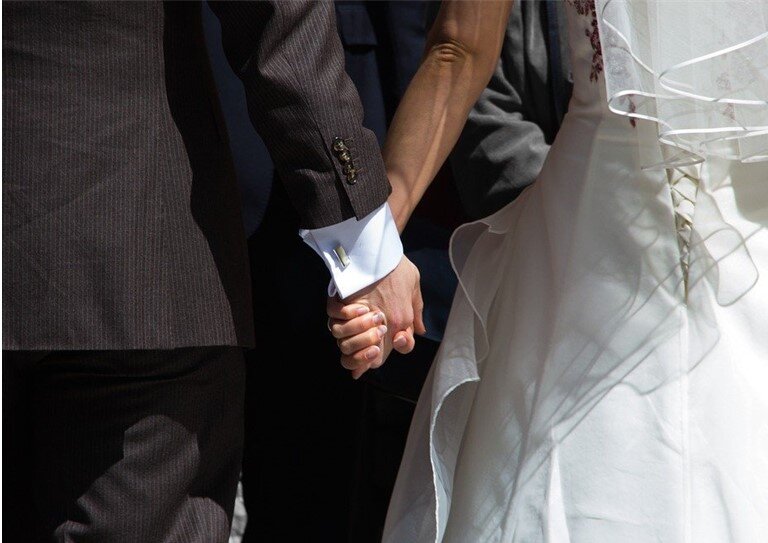 https://cdn.pixabay.com/photo/2014/06/25/00/53/hands-376815_960_720.jpg