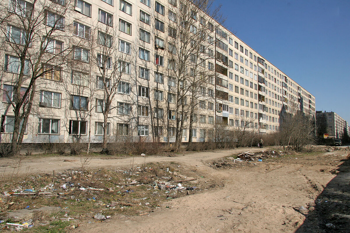 Вот в таком доме живут мама, Настя и Илюша 