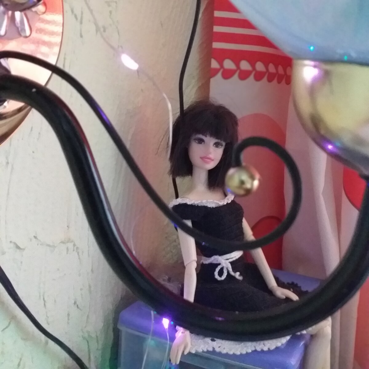 Моя подружка-помощница) Мне приятно на нее смотреть. Платьице ей связала)