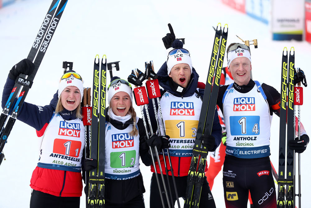 Сборная Норвегии празднует победу в смешанной эстафете