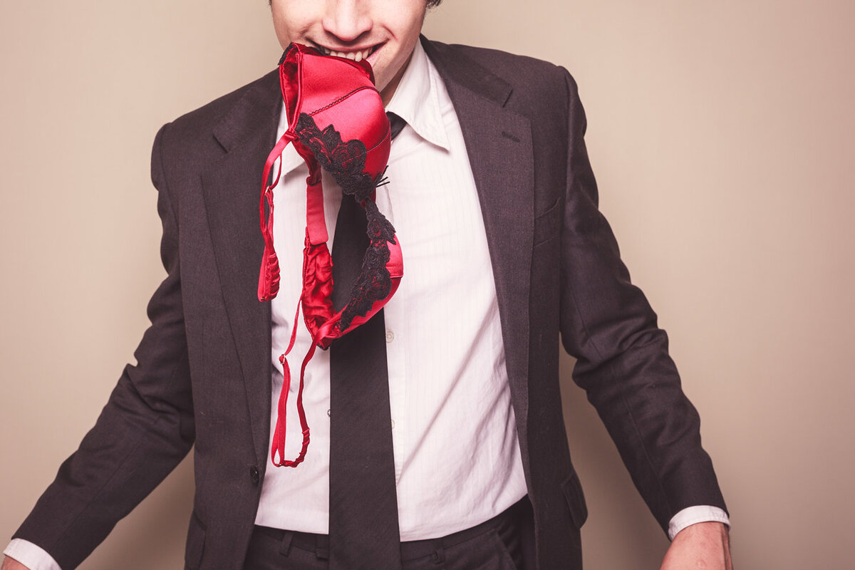 Верность по знаку зодиака – верность врожденное качество? 
Легко ли хранить верность знакам зодиака в браке? А это смотря кому. Если речь идет о человеке страстном, горячем, азартном, то нет, нелегко. Может ли такой человек быть верным? Теоретически может, но ценой колоссальных усилий, постоянной работы над собой и, как это ни грустно произносить, – ценой смирения.

Верность – важнейшее, но не всегда достижимое условие сохранения стабильности традиционной формы брака – моногамного. Есть люди, которые никогда не пойдут на супружескую измену, для которых отступление от клятвы верности, нарушение договоренности об исключительности интимных отношений неприемлемо. Какой же самый верный знак зодиака?



Мужчина Овен - Даже мысли не допускает об измене, пока он влюблен — чувство захватывает его целиком, не оставляя места для нового увлечения, легкомысленного флирта.

Пока он носит тебя на руках, осыпает подарками и знаками внимания, обещает звезды с неба и золотые горы, в его верности можно не сомневаться. Об измене Овна проще всего узнать от него самого: обманывать он не умеет и не любит, а жестокую правду произносит легко, порой с некоторым тайным наслаждением.

 

Женщина-Овен – может заводить романы из простого любопытства или ради разнообразия. Даже брак не останавливает женщин – Овнов от интрижек. Она не станет скрывать своей симпатии и первой может признаться в своих чувствах.



Мужчины Телец - не гонящиеся за лаврами Казановы и не так-то легко теряющие голову.

Однако не торопятся с выбором «той единственной». Если Телец не разглядывает тебя под микроскопом, старательно изучая недостатки и достоинства, не расспрашивает о самых мелких происшествиях, не интересуется историей семьи и планами на будущее, не стремится давать советы по любому поводу — значит, ты перестала быть существенной частью его жизни.

Следует также иметь в виду, что, в отличие от многих других мужчин, Телец не гордится своими победами и, тем более, изменами.

 

Женщина-Телец – красива, но консервативна. Она ревнива, относится к своему мужчине как к своей собственности, измен не прощает так как идеализирует брак и старается жить по всем правилам. Сама женщина-Телец как правило тоже не изменяет.



Мужчина Близнецы - Самый верный признак непостоянства мужчин с этим знаком зодиака — это их постоянство. Да-да, ничего странного в этом нет. Вспомни, как совсем недавно он удивлял тебя ежедневно, демонстрируя новые грани характера, меняя кардинально свое мировоззрение, не уставая переворачивать жизнь с ног на голову.

Вот тогда-то лишь тебе он открывался в полной мере, тебе нес свои радости и печали. Как только кажется, что твой вечный ребенок Близнец остепенился, возмужал и образумился — это значит, что он уже чей-то чужой вечный ребенок.

 

Женщинa-Близнецы – наделены женским сердцем и мужским умом, они очень легко идут на контакт с мужчинами. В семье они не просто верные жены, они отличные хозяйки и любовницы.


