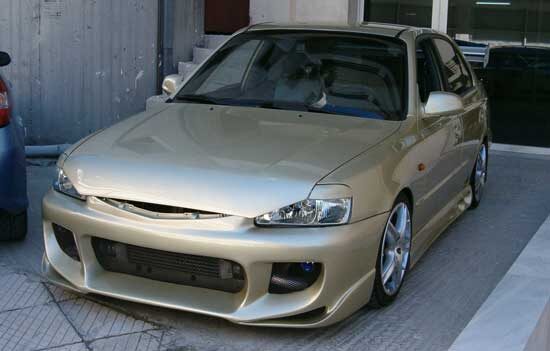  первого взгляда внешность Хендай Акцент создает впечатление доброты и наивности. Широко раскрытые «глаза» фар, добродушная «улыбка» бампера, плавные формы без острых граней… Одним словом — душка. Многим молодым водителям, на которых и ориентирован Акцент, хотелось бы видеть свою машину более «злой». Поэтому тюнинг автомобилей Хендай Акцент делается именно для придания агрессивности и амбиций «уличного болида». 
 

Добавить острых граней контурам Акцента можно с помощью накладок на передний и задний бамперы. Либо заменить их целиком на тюнинговые, оскалившиеся крупными воздухозаборниками и украшенные диффузорами и спойлерами. Если уж решились на доработку бамперов – не забудьте про юбки на порогах, чтобы боковая часть не выглядела пустой, а аэродинамический эффект от бамперов не терялся в завихрениях. Дополнить картину можно спойлером на крышке багажника и нестандартным капотом. 
В стиле азиатского тюнинга, капот должен быть карбоновым, но, учитывая стоимость такого изделия, подойдет и стеклопластиковый. В нем можно сделать отдушины для отвода горячего воздуха и воздухозаборник. Если решитесь соорудить на капоте «ковш», не забудьте о дополнительных замках – воздухозаборник может создавать подъемную силу, и на большой скорости капот самопроизвольно откроется, ударив лобовое стекло.

Еще один вариант манипуляций – реснички фар можно «вырастить» из капота — это так называемый bad boy style. Решетки радиатора бывают разными:

мелкая сетка;
 несколько широких горизонтальных полос;
объединенная с бампером;
 «наползание» капота (заглушка).
Внутренний тюнинг автомобилей Хендай Акцент. Интерьер у Акцента, мягко говоря, слабоват. Первым делом меняются руль и сиденья. Часто места родных кресел в Хендай Акцент занимают ковшеобразные сиденья фирмы UNP — недорогие, но удобные. Далее, начинаются настоящие дизайнерские изыски – выбор материала для перетяжки салона, использование альтернативных отделок консоли (карбон, аквапечать), подбор цветов и аксессуаров
