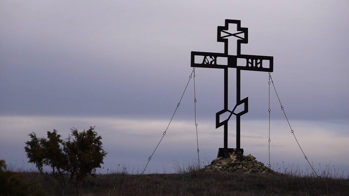 Поклонный крест на мысе.