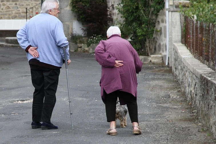 Одинокие старики, кто же виноват...