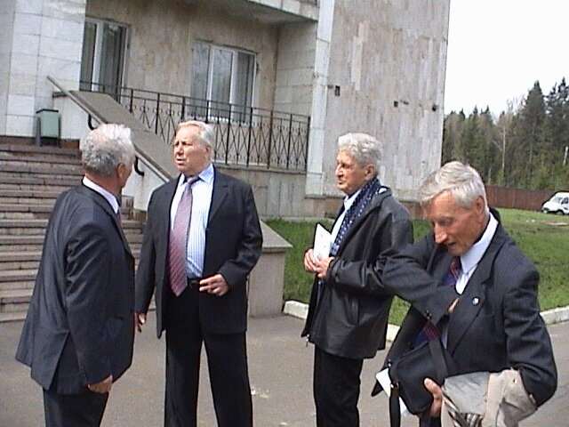 Слева-направо: штурман Чорный М.Н., лётчики  Сапченко А.Л., Таранда М.Г., штурман Стацевич В. И. Москва 2010 г.