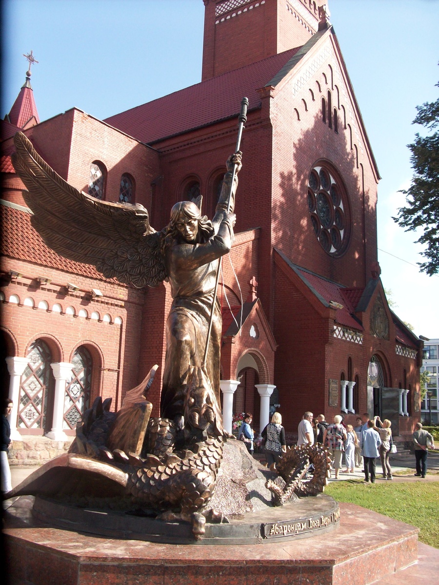 Такая скульптура встречает у входа в здание - Архангел Михаил пронзает змея