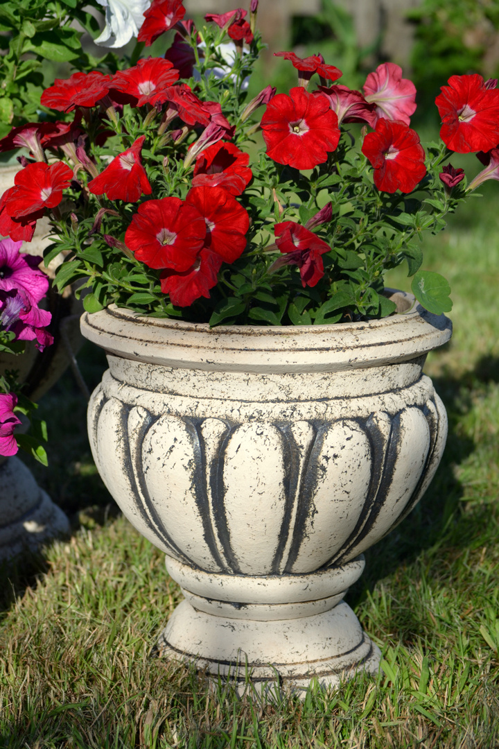 Аккуратный вазон для уличных цветов взято из yandex.