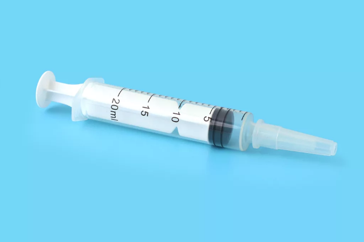 Достаточно такого медицинского шприца, которые продаются в любой ближайщей аптеке