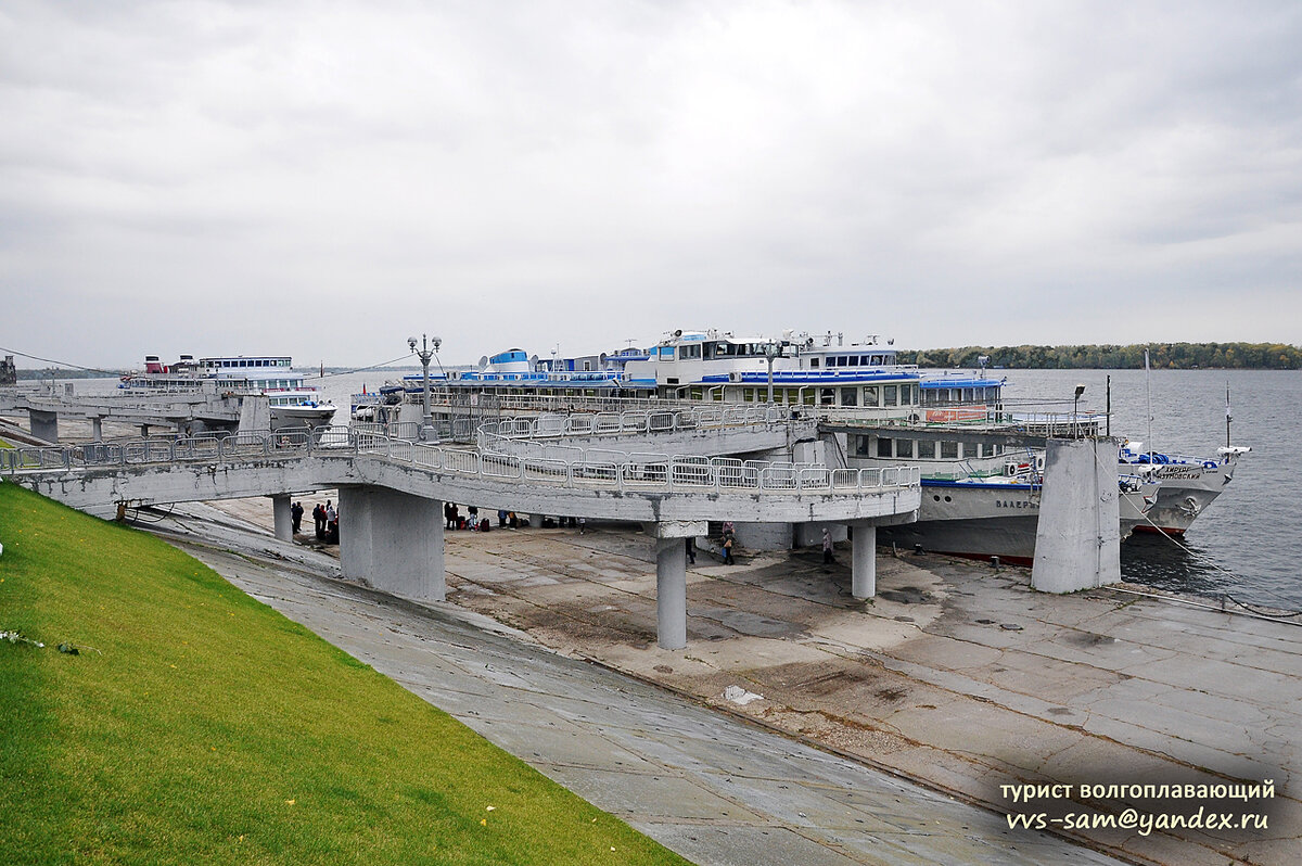 Круизные лайнеры у причалов речного вокзала Самары, откуда начинались большинство моих круизов. Фото 16.09.2019.