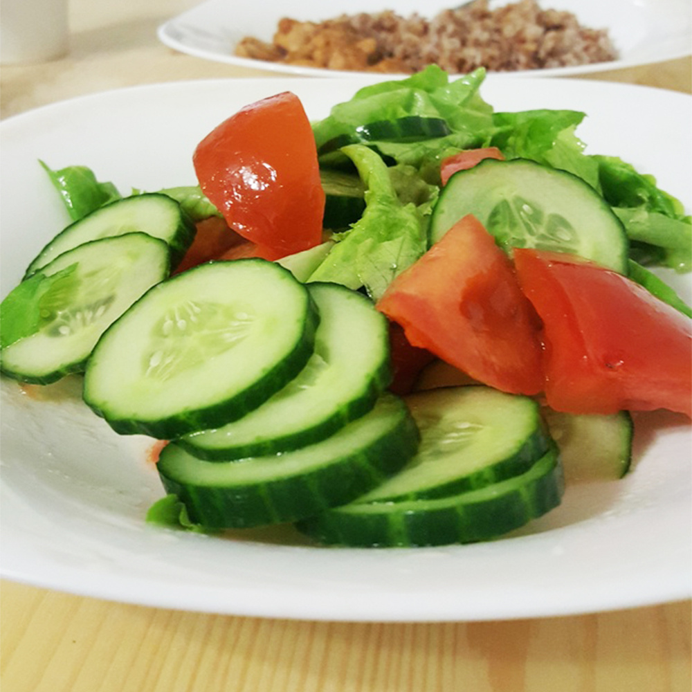 Салат огурец/помидор/латук заправленный оливковым маслом 