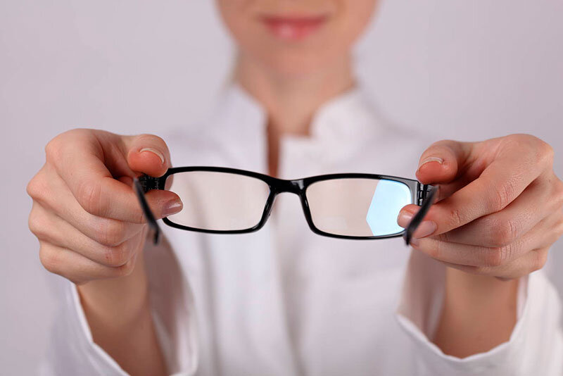 Врач подбирающий очки. Очки для зрения. Очки офтальмолога. Очки для близорукости. Дает очки.