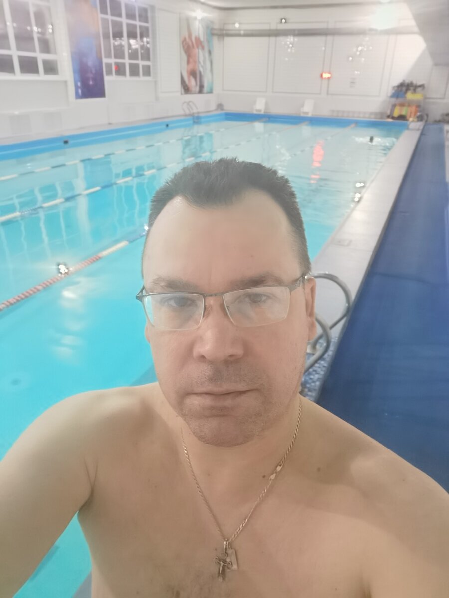 Стишок я хочу посвятить для людей,
Для тех, кто не знает, как плавать в воде,
Кто плаванье в жизни всегда избегал,
Кто радость воды никогда не познал.