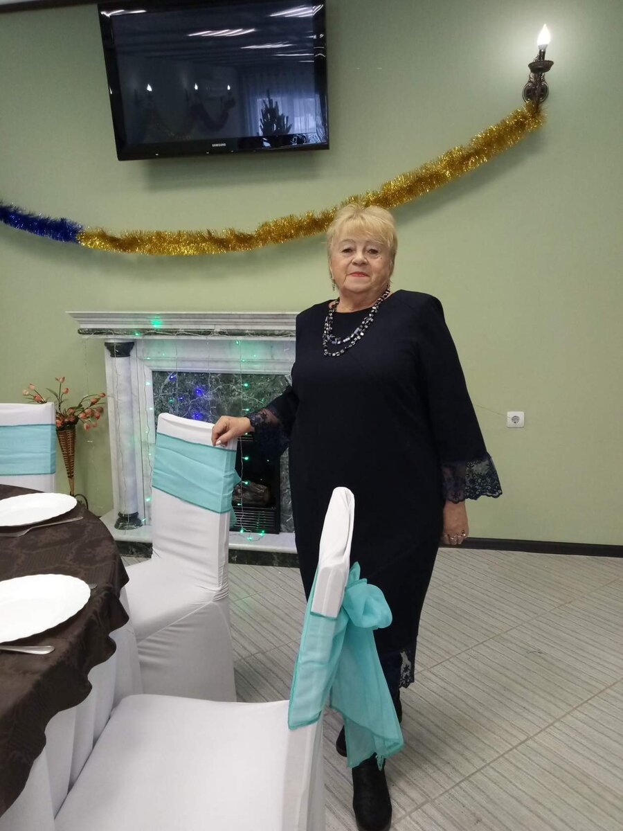 Платье украшено кружевом в тон платья по  низу рукава и низу платья