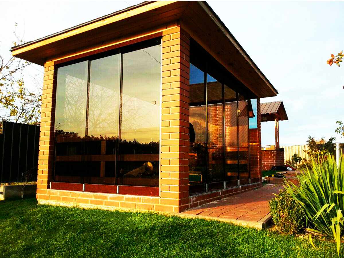 Закрытая беседка с барбекю и остеклением 88 фото