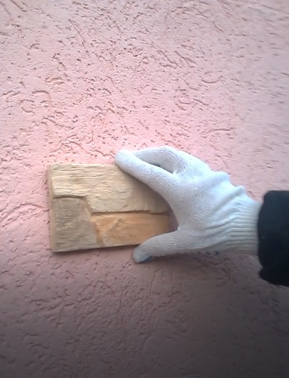 Тяжелые плиты могут отвалиться с фасада  и упасть на голову