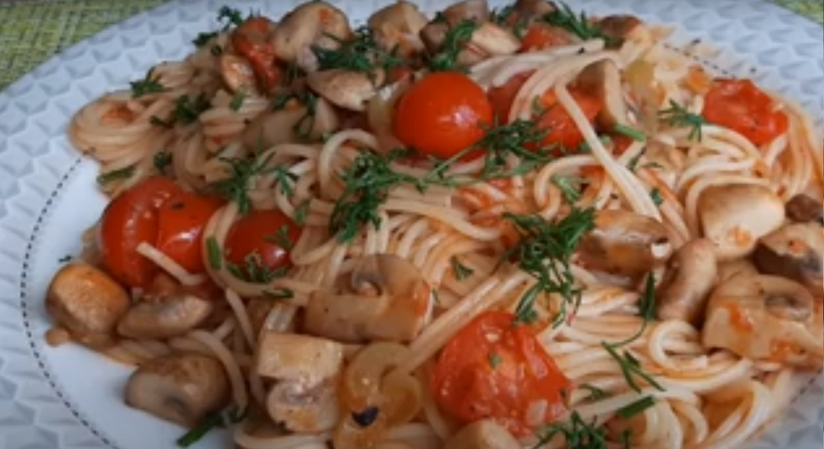 Спагетти в томатном соусе с грибами