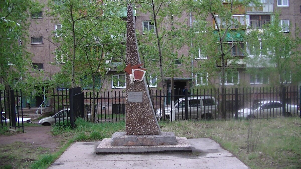 Стела 50-летию ВЛКСМ у школы №9