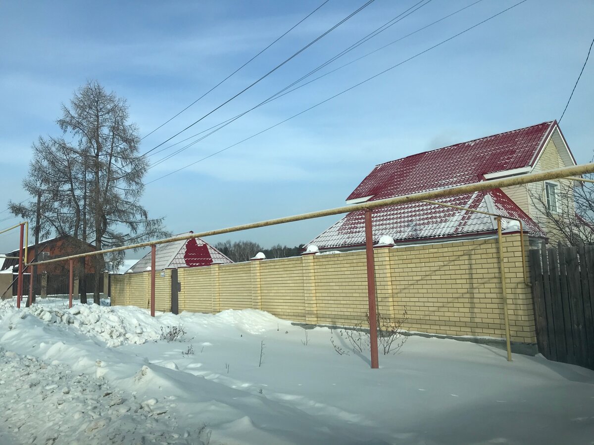 Встречают по забору, провожают по уму. Для чего делают глухие заборы  высотой 3 метра? | Рабочая Молодежь | Дзен