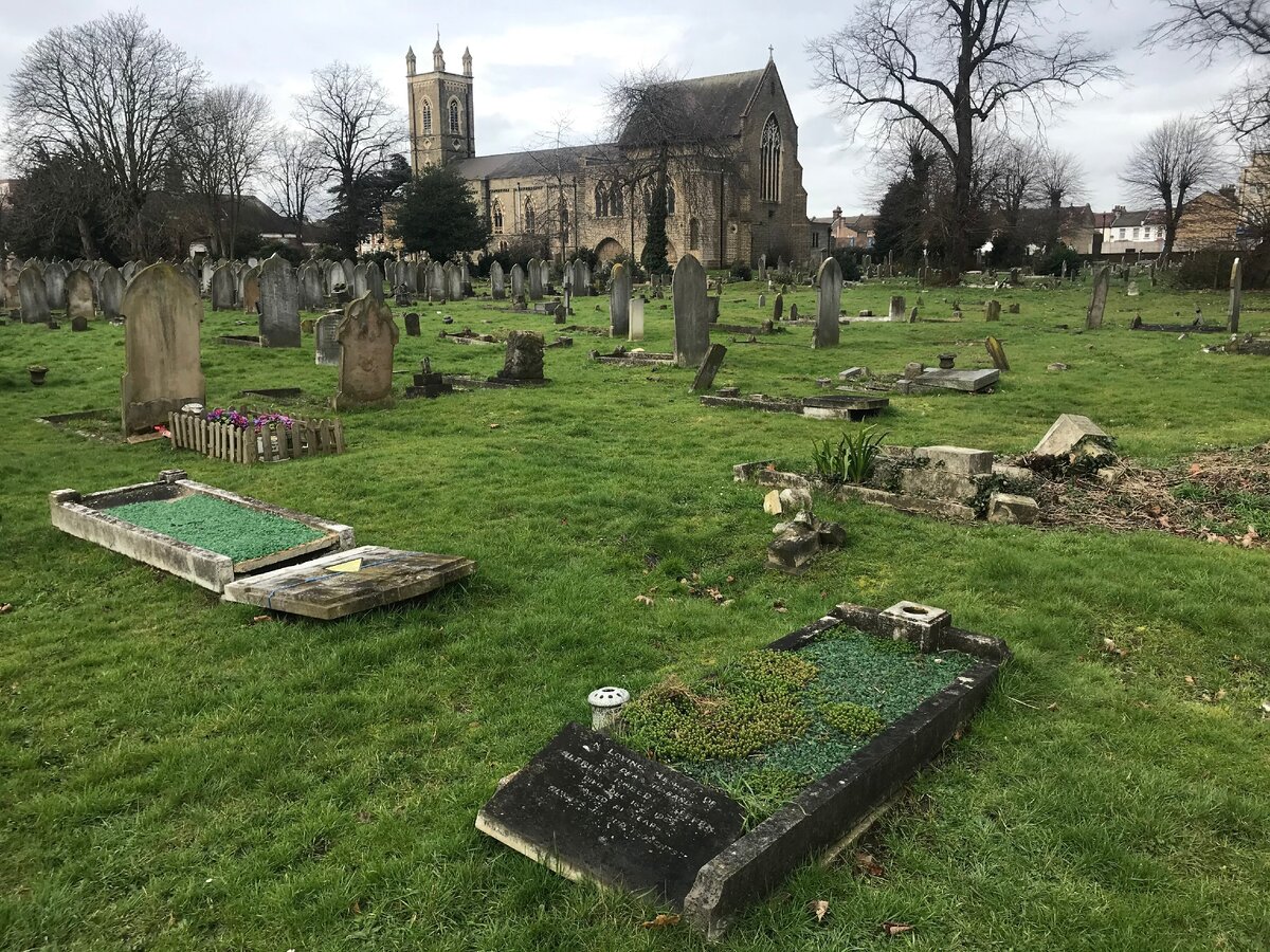 Ilford & Buckingham Road Cemetery, где наших обнаружено не было.
