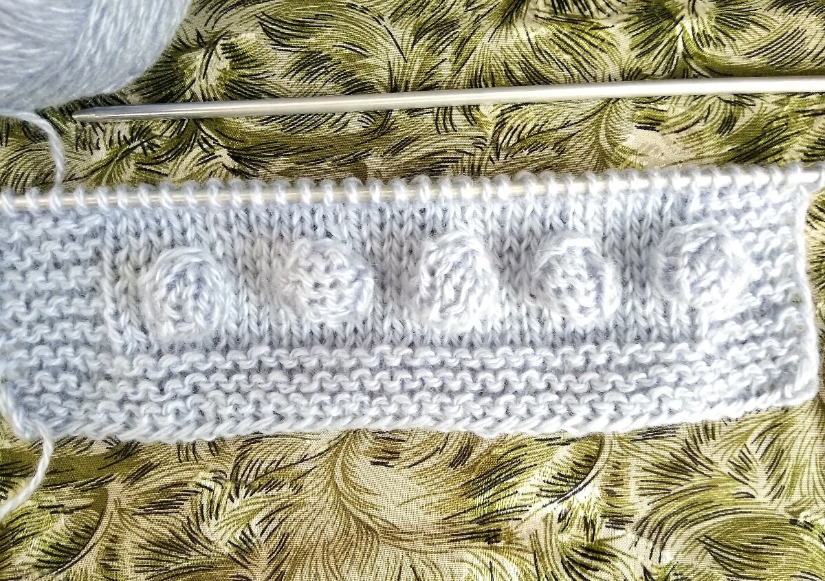 Здесь шишечки связаны на фоне лицевой глади.