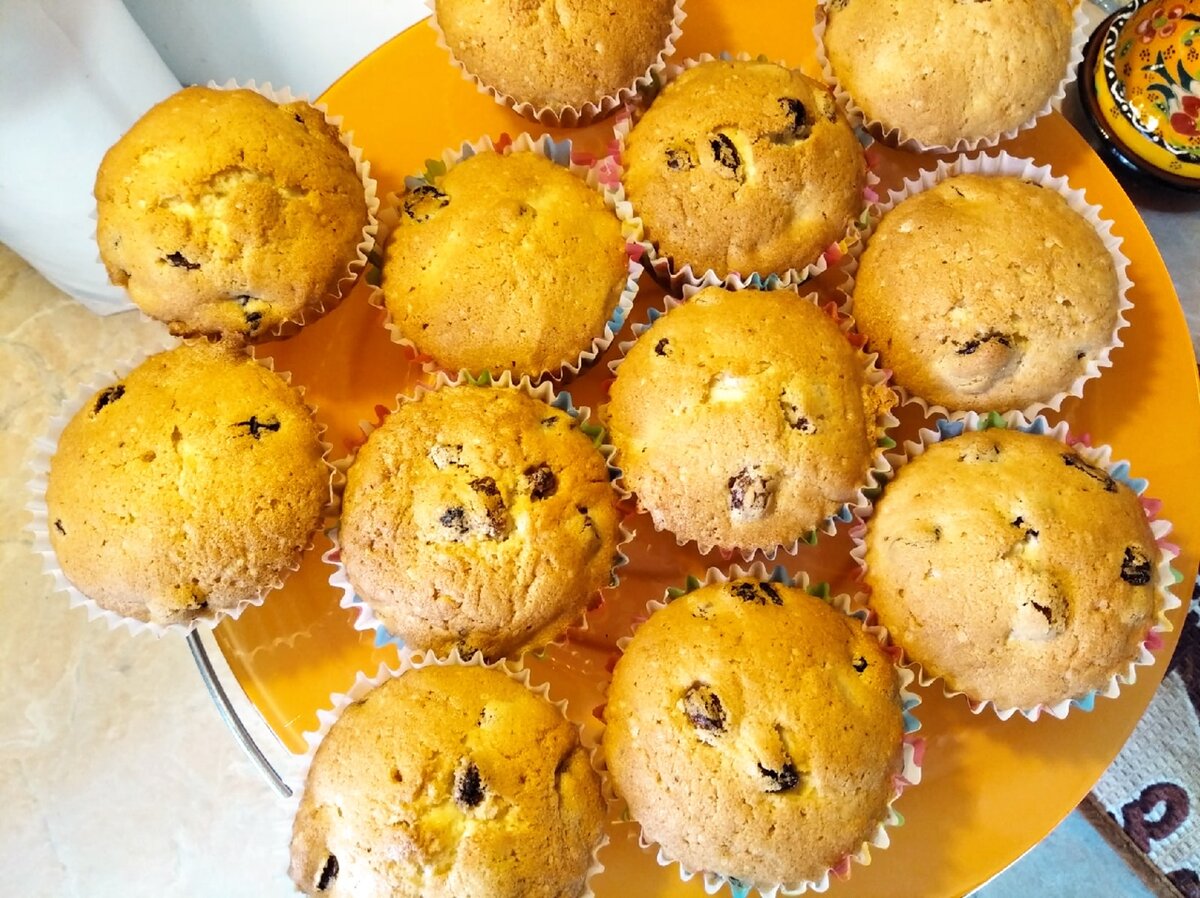 Достаньте кексы из формы и остудите