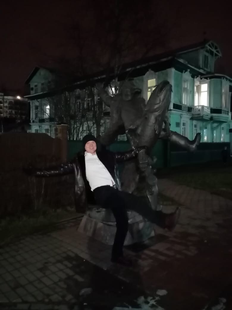 В городе целая  серия памятников, посвящённых северным сказкам и быту поморов. Это Сеня Малина - герой сказки уже известного Вам по первому фото - С.Г. Писахова. К сожалению, темнеет в Архангельске рано, поэтому такие сумеречные фото)