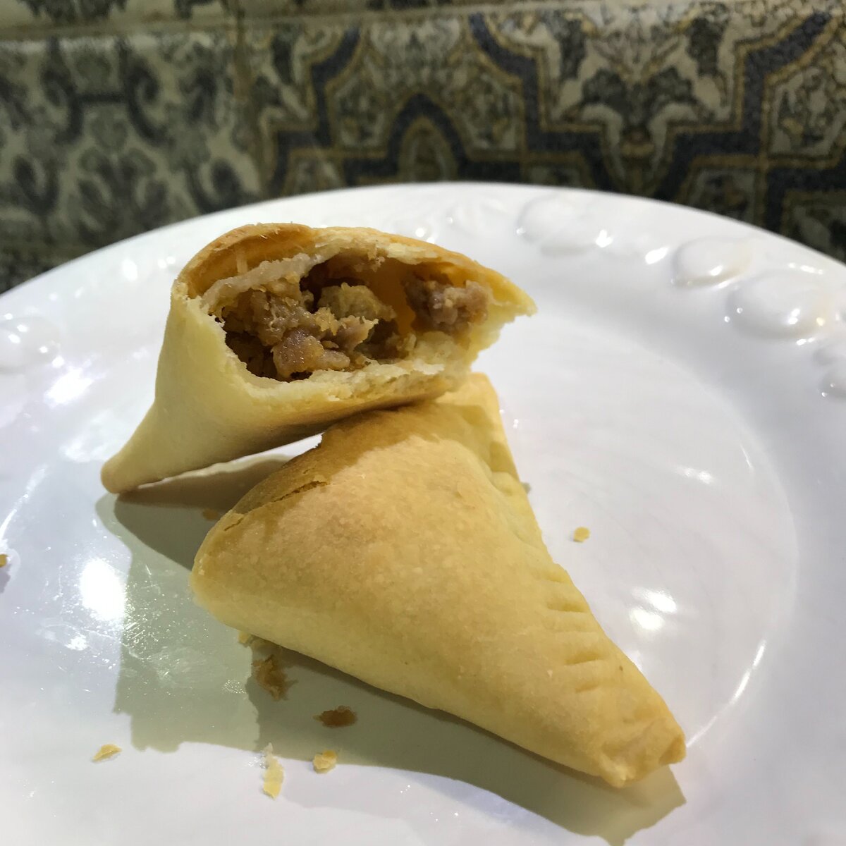 Исполнительница роли донны Журы, актриса Соланж Коуту, после оглушительного успеха сериала, выпустила свою кулинарную книгу. Рецепт этих пирожков из её книги. Их в сериале ел и одобрил сам Пеле!
Правда начинку я сделала не из её книги, а просто из обжаренного мясного фарша. 
Пирожки очень вкусные и готовятся легко.