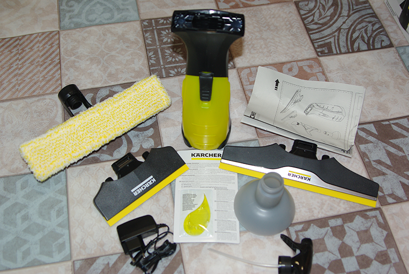 Содержимое коробки, частей много, есть даже концентрат для мойки стекол