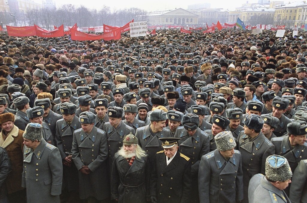 Митинг на Манежной площади в Москве, 23 февраля 1991 года. Митинг Москва 1991 Манежная. 1991 Год Манежная площадь. Митинг 23 февраля 1991 года Манежная площадь.