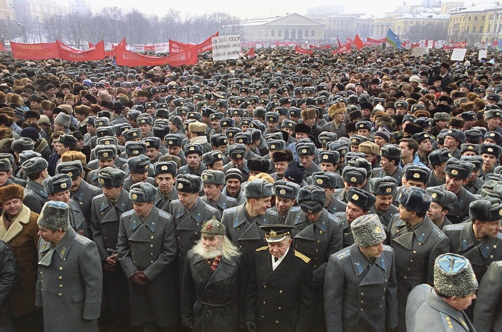 События 23 года. Митинг на Манежной площади в Москве, 23 февраля 1991 года. Митинг Москва 1991 Манежная. 1991 Год Манежная площадь. Митинг 23 февраля 1991 года Манежная площадь.