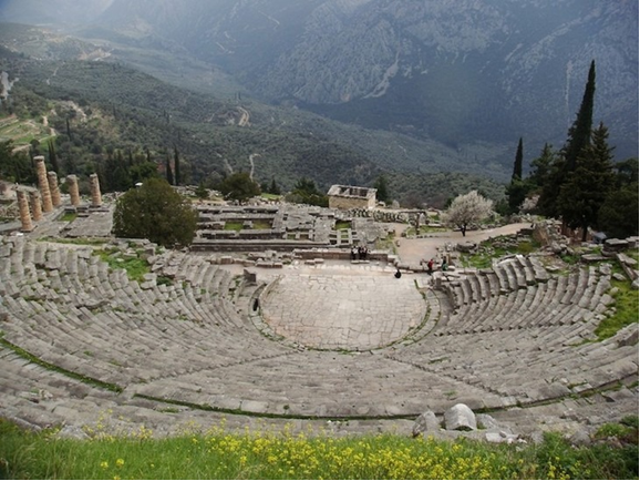 Руины амфитеатра в древнегреческом городе Дельфы. Источник https://turov.top/cultura-traditcii/grecheskie-i-rimskie-amfiteatryi.html