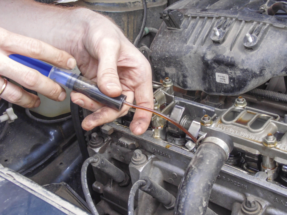 Откачивание излишек моторного масло с помощью щупа